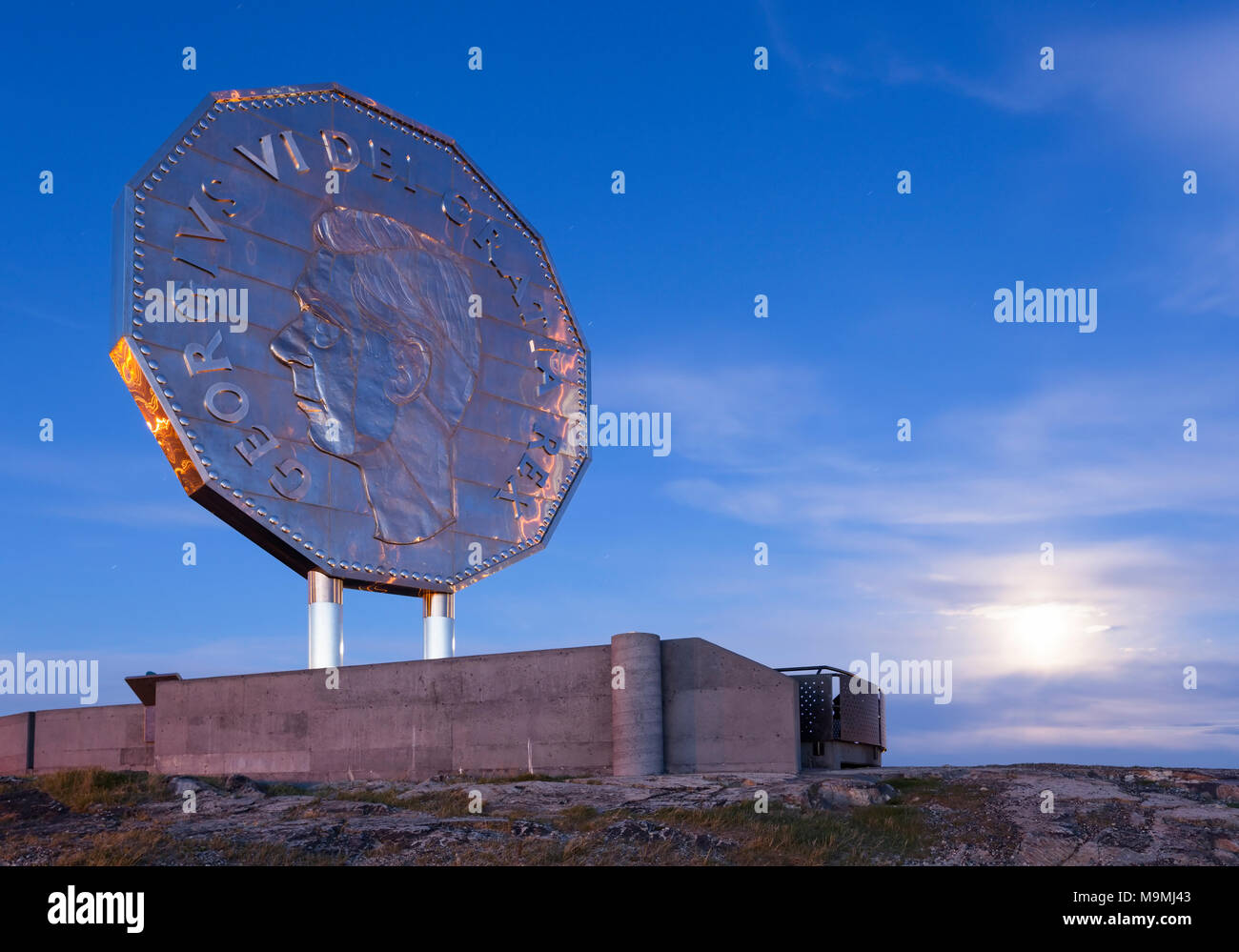 Die Big Nickel von der Rückseite in der Dämmerung in Sudbury, Ontario, Kanada gesehen. Stockfoto