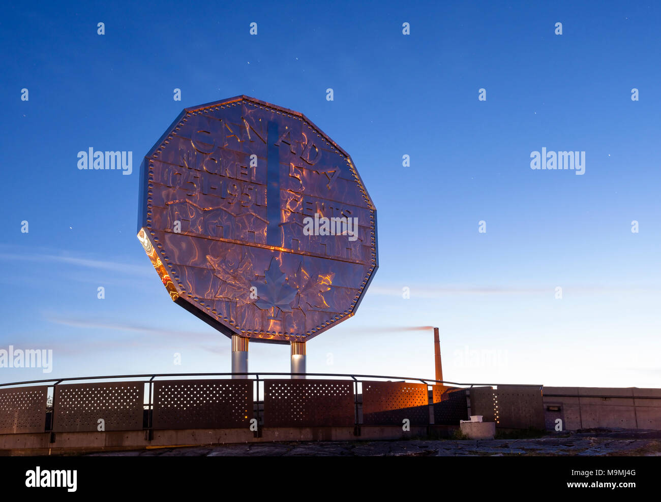 Die Big Nickel von der Front in der Dämmerung in Sudbury, Ontario, Kanada gesehen. Stockfoto