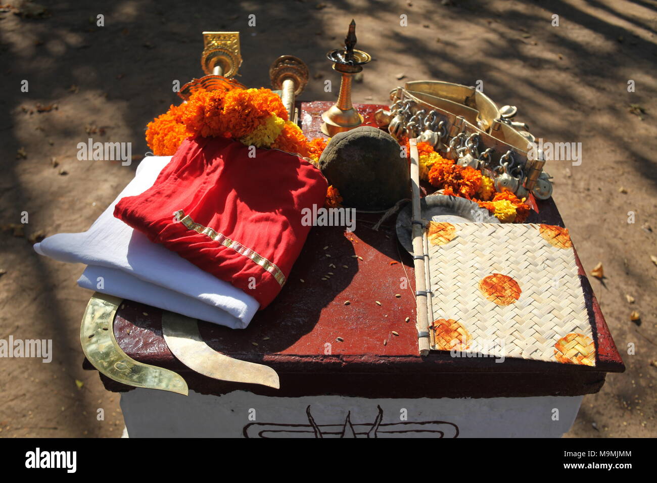 Ein Hindu Tempel in Kerala während des Festivals, mit chenda, die Trommel, traditionellen Öllampen, und Deepa sthambham Stockfoto