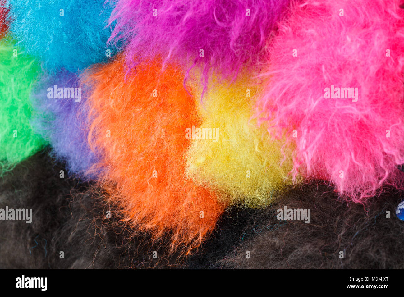 Regenbogen Farbe Clown Perücke lockig abstraktes Objekt Stockfoto