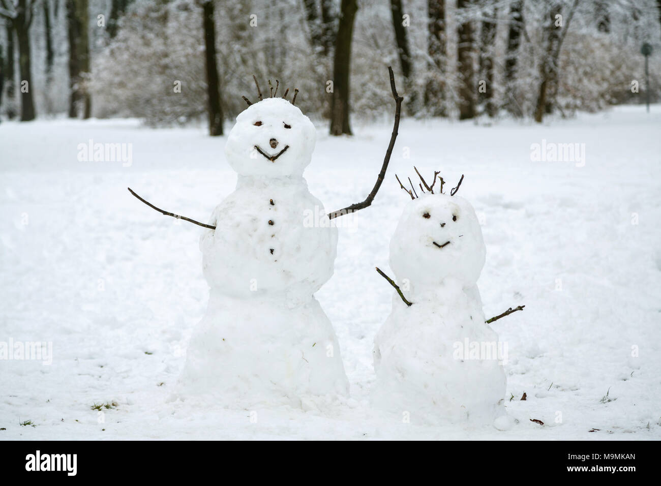 Zwei Schneemänner im Schnee, Englischer Garten, München, Deutschland Stockfoto