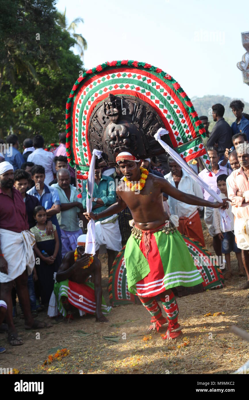 Puthan und Thira, eine rituelle Kunst von Kerala, während ein tempelfest. Es stellt Lord Shiva und kali Stockfoto