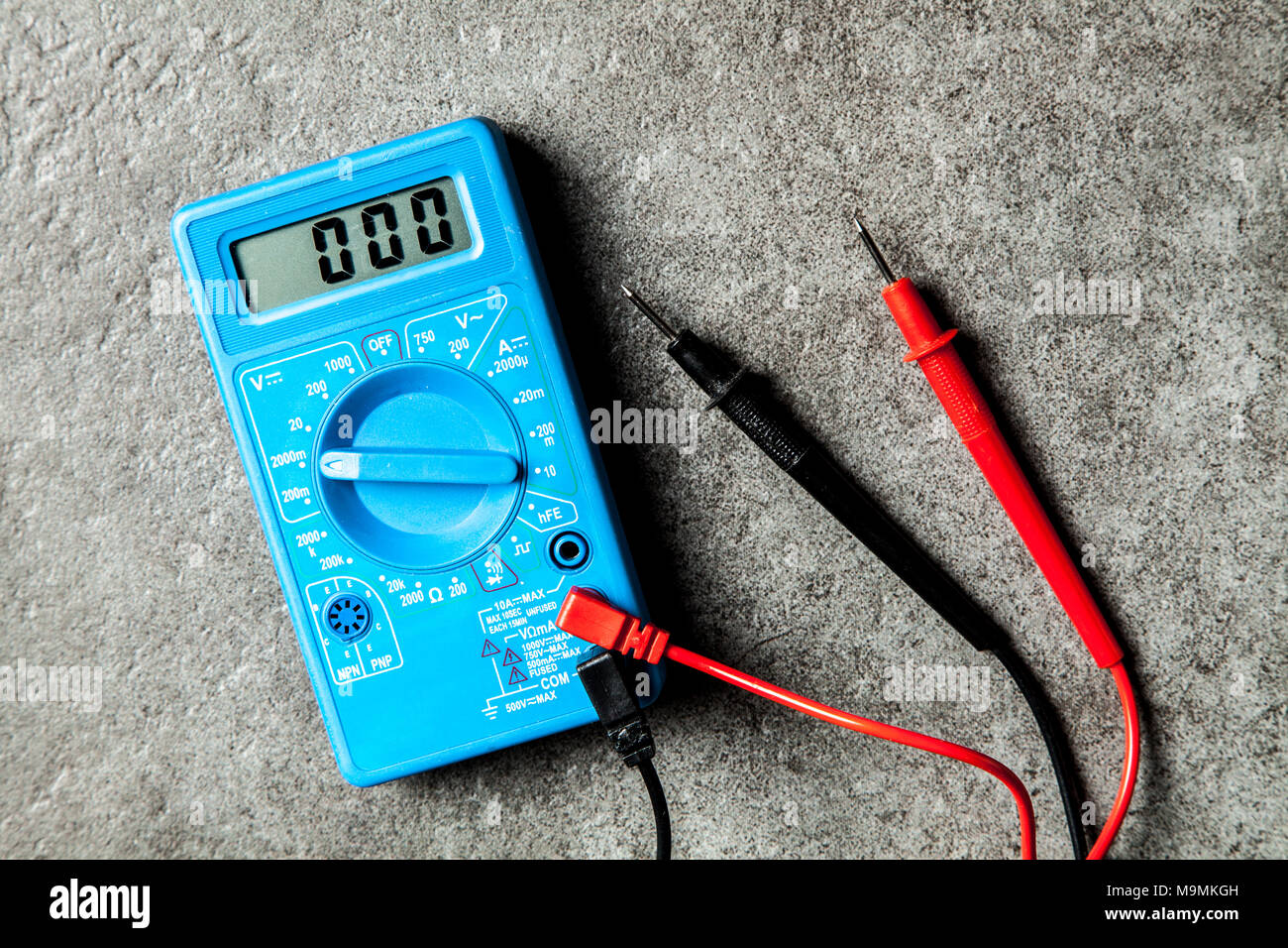 Digitales Multimeter auf grauem Hintergrund Stockfoto