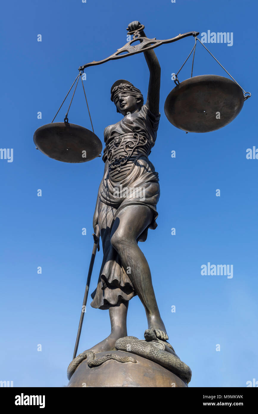 Justitia, Bronze Skulptur, blauer Himmel, Bamberg, Oberfranken, Bayern, Deutschland Stockfoto