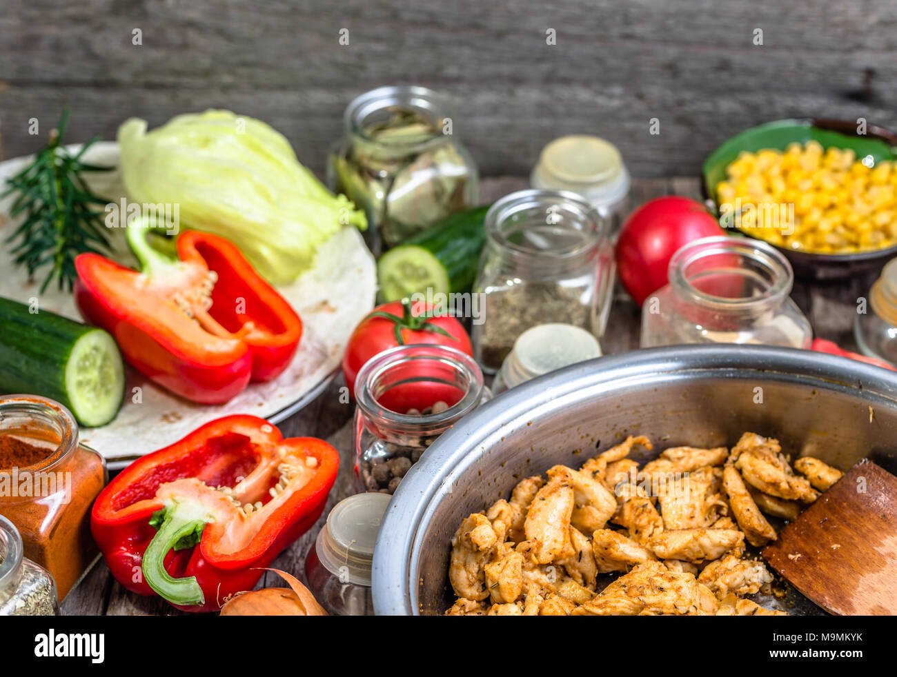 Kochen Hähnchen mit Gemüse, Vorbereitung Kebab oder Tortilla Wrap ...