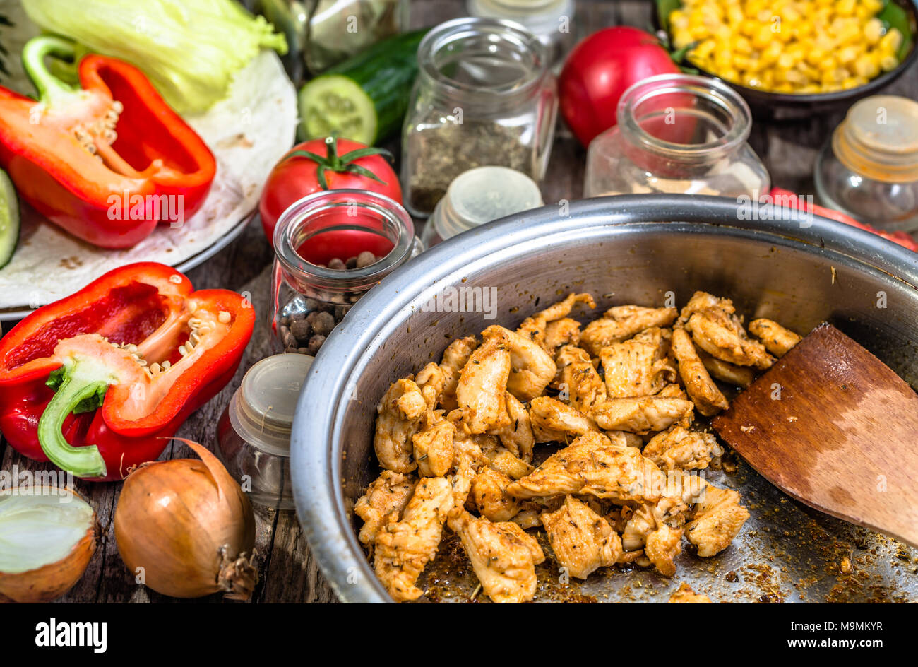 Vorbereitung Tortilla mit Gyros Fleisch, Huhn Streifen gebraten auf Pan und Gemüse, hausgemachte Küche Rezept Stockfoto Vorbereitung Tortilla mit Gyros Fleisch, Huhn Streifen gebraten auf Pan und Gemüse, hausgemachte Küche Rezept Stockfoto