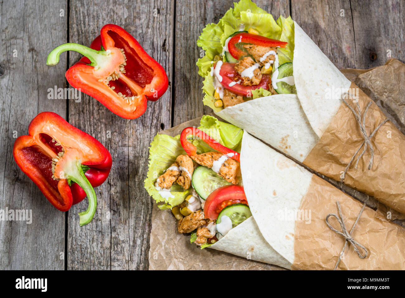 Tortilla Wraps mit frischem Gemüse und gegrilltes Hühnerfleisch, tex-mex Küche Stockfoto