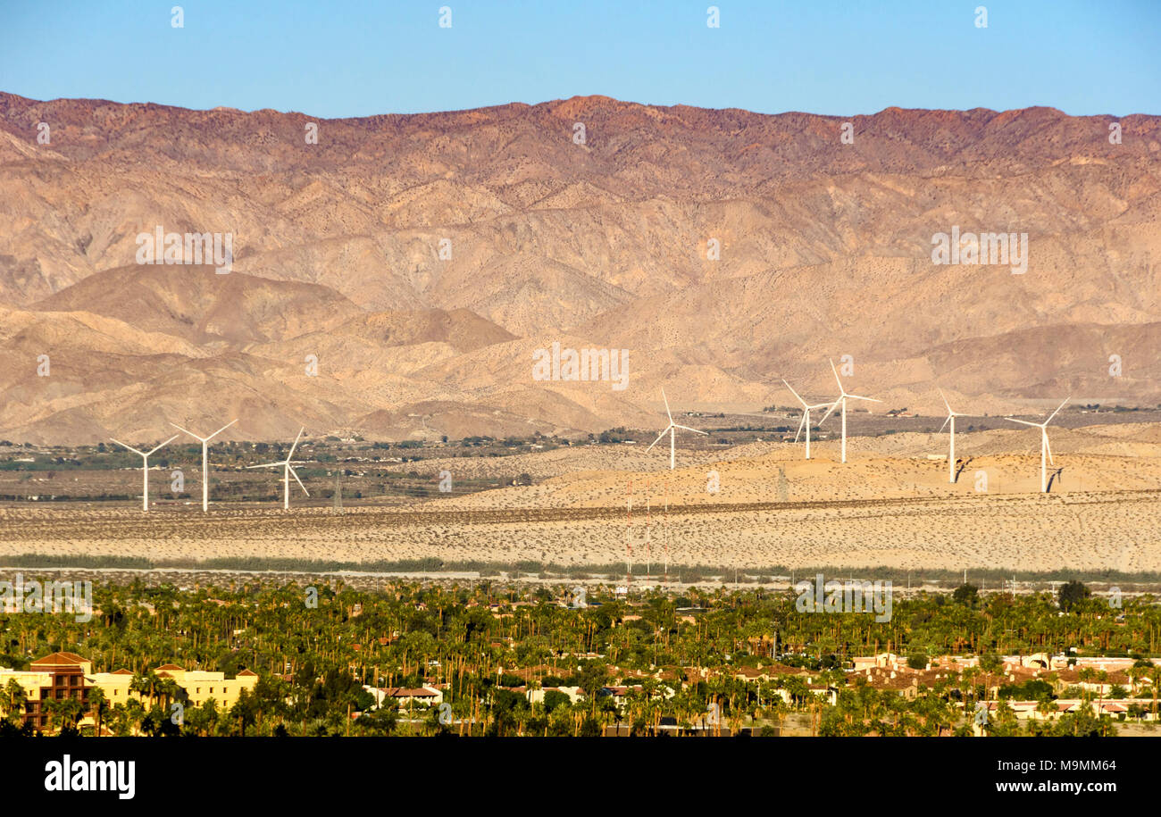 Windmühlen, die elektrische Energie in der Nähe von Palm Springs, Kalifornien, USA. Stockfoto