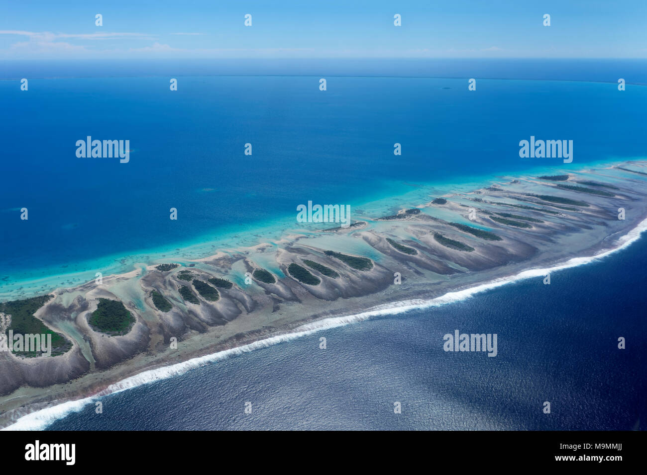 Coral Reef mit Wolken, Reef fransen im Meer, Tikehau Atoll, Pazifik, Gesellschaftsinseln, Inseln über dem Winde Stockfoto