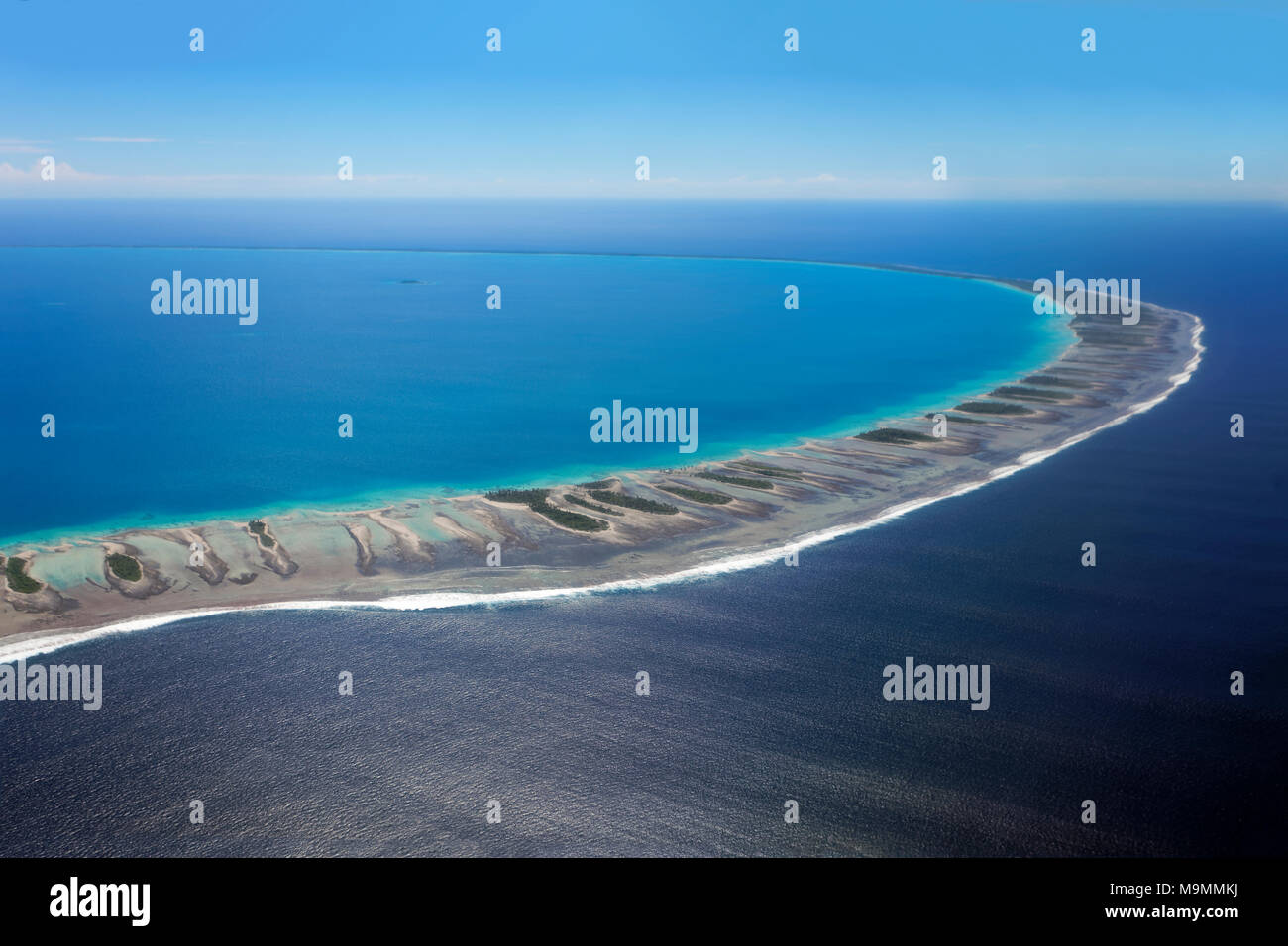 Coral Reef mit Wolken, Reef fransen im Meer, Tikehau Atoll, Pazifik, Gesellschaftsinseln, Inseln über dem Winde Stockfoto