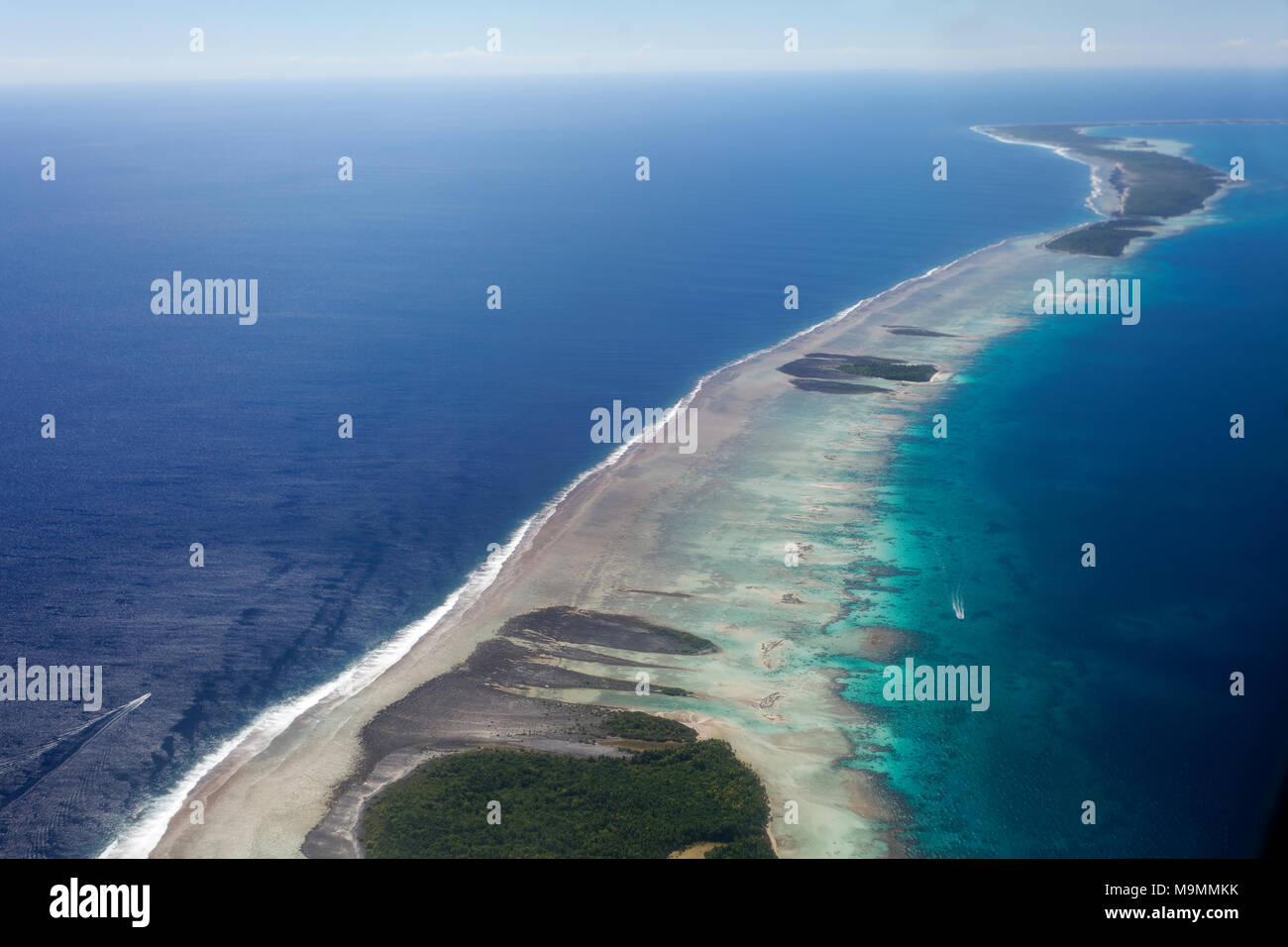 Coral Reef mit Wolken, Reef fransen im Meer, Tikehau Atoll, Pazifik, Gesellschaftsinseln, Inseln über dem Winde Stockfoto