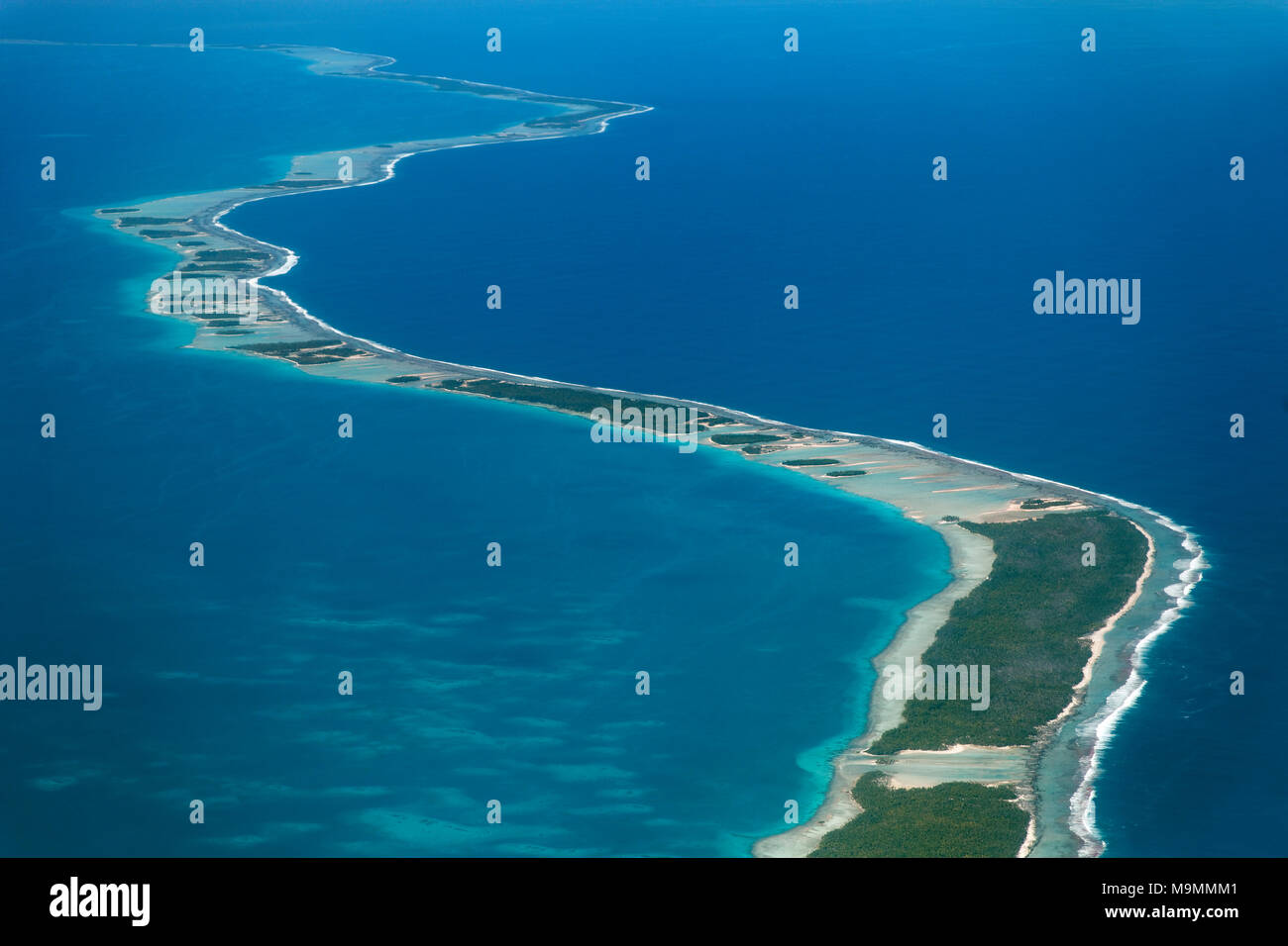Coral Reef mit Wolken, Reef fransen im Meer, Tikehau Atoll, Pazifik, Gesellschaftsinseln, Inseln über dem Winde Stockfoto