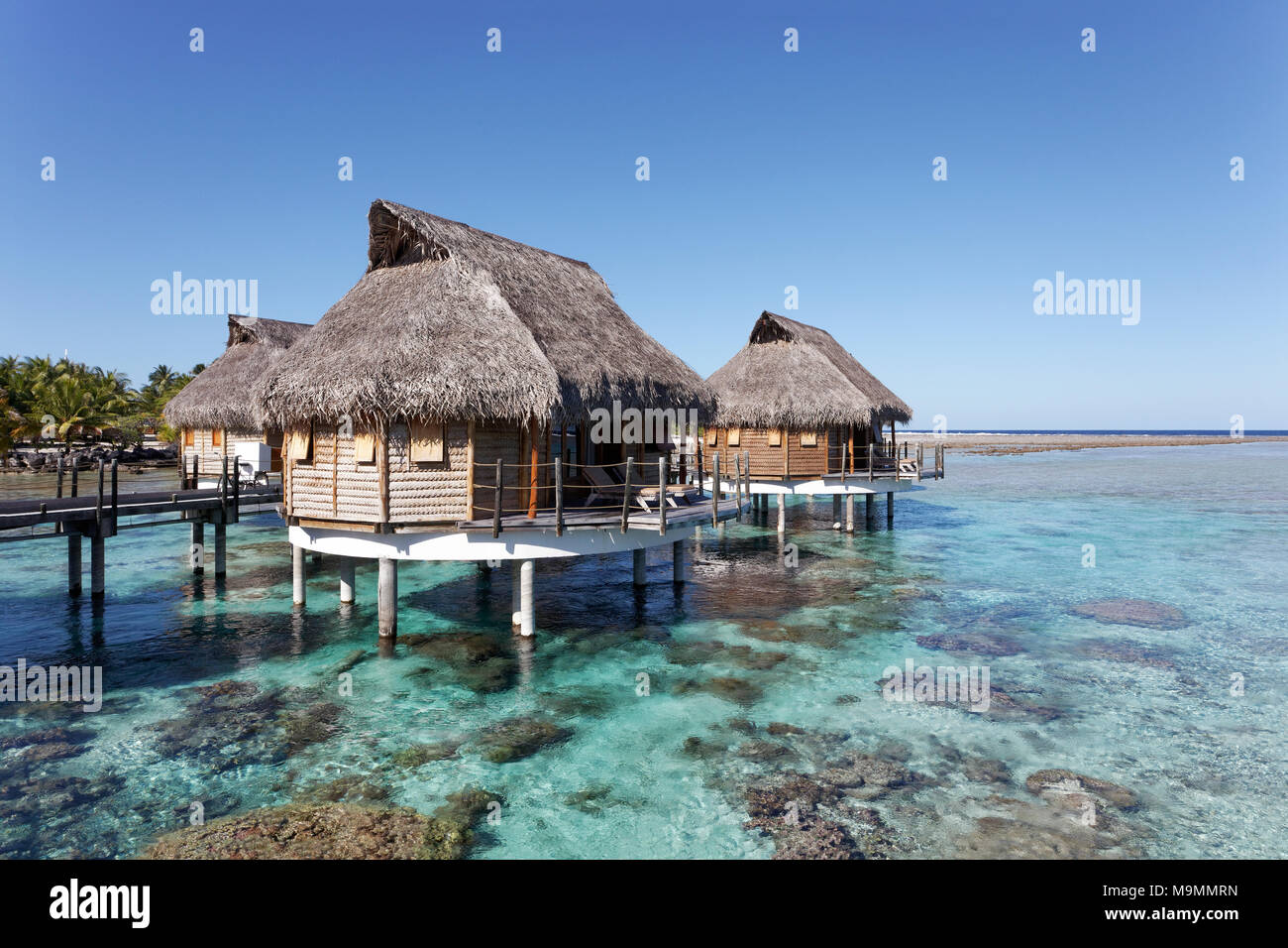 Bungalows, Wasser Bungalows an der Pier in der Lagune, Tikehau Pearl Beach Resort, Tikehau Atoll, Tuamotu Archipel Stockfoto