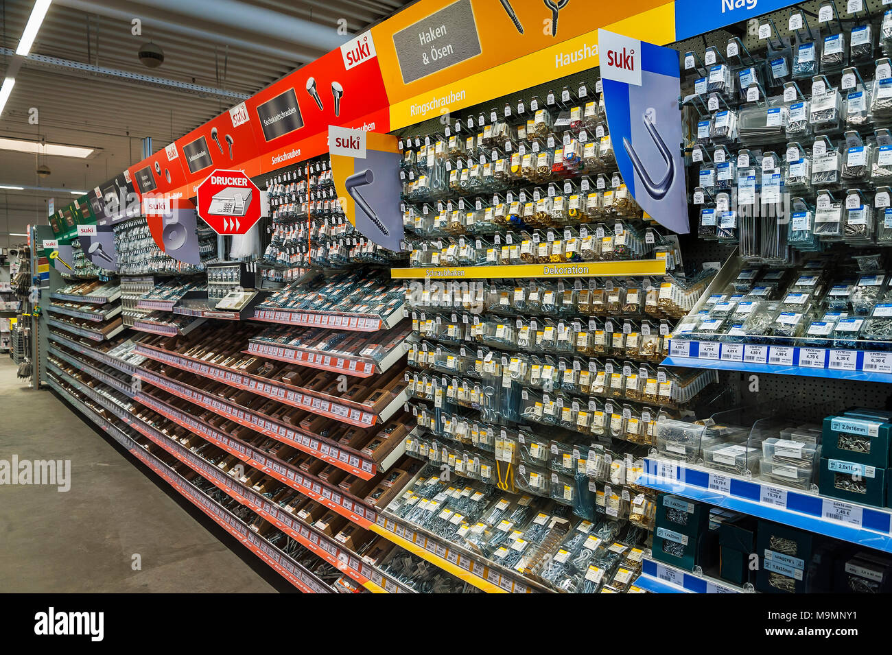 Zubehör Handwerker, Haken, Schrauben in Regalen, Hardware Store, Interieur, Bayern, Deutschland Stockfoto