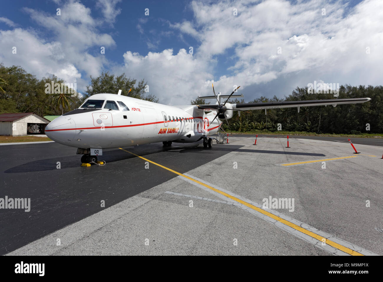 Flugzeug, ATR72, Avions de Transport Régional, Air Tahiti, Flughafen, Rangiroa Island, Gesellschaftsinseln, Inseln über dem Winde Stockfoto