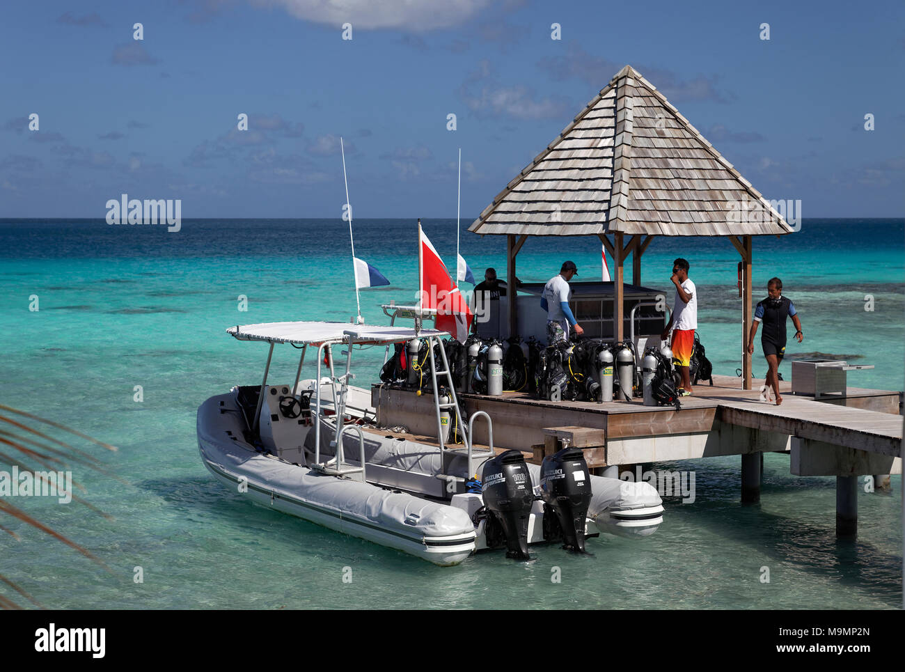 Top Dive Center, Taucher Vorbereitung zum Tauchen, aufblasbares Boot am Pier, Tauchausrüstung, Meer, Pazifik Stockfoto