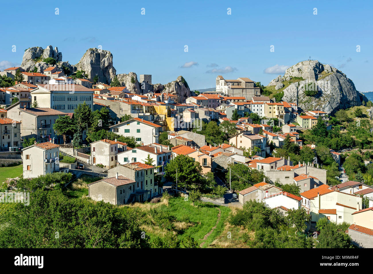 Blick auf Bergdorf auf Rock Morg Caraceni, Pietrabbondante, Molise, Italien Stockfoto