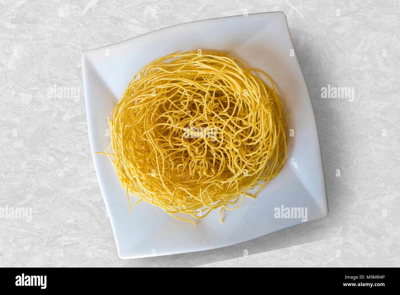 Sev (crunchy Nudeln) beliebte indische (namkeen) Snack Food aus Kichererbsenmehl einfügen, Kurkuma, Cayennepfeffer, Ajowan Stockfoto