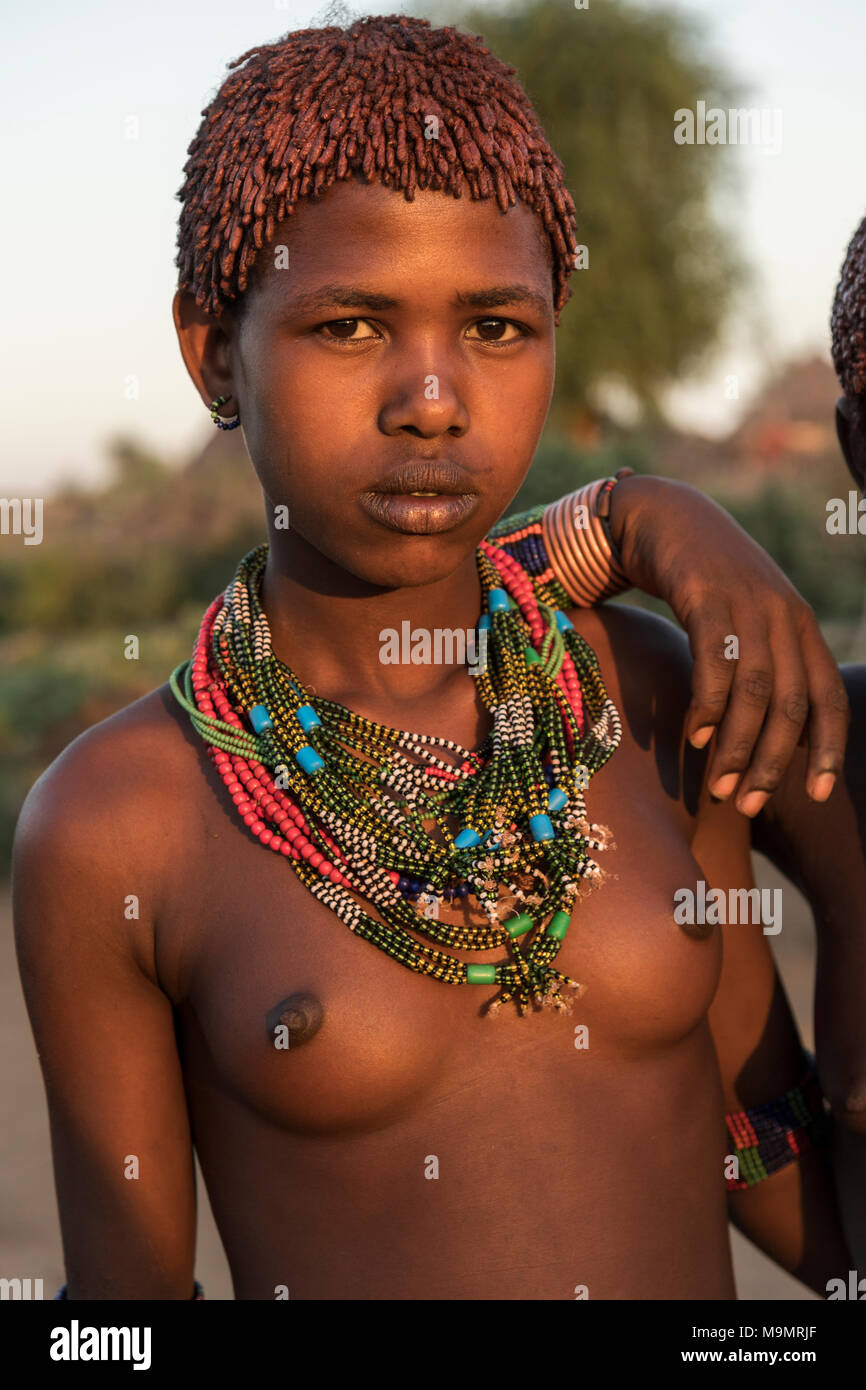 Junges Mädchen mit Halskette, Porträt, Hamer Stamm, Turmi, Region der südlichen Nationen, Äthiopien Stockfoto