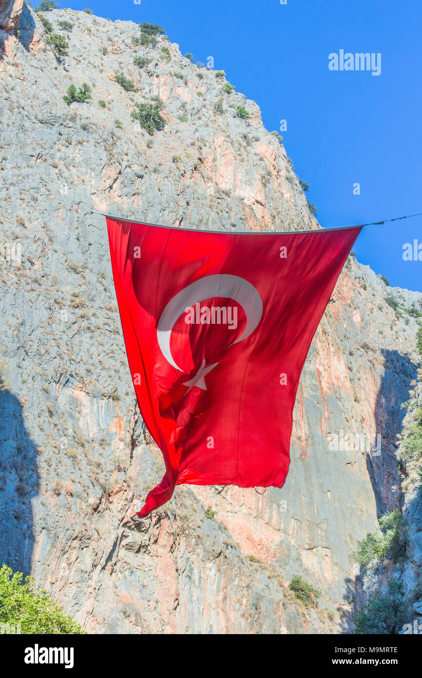 Türkische Flagge auf der Fahnenstange. Die Türkei. Mittelmeer. Stockfoto