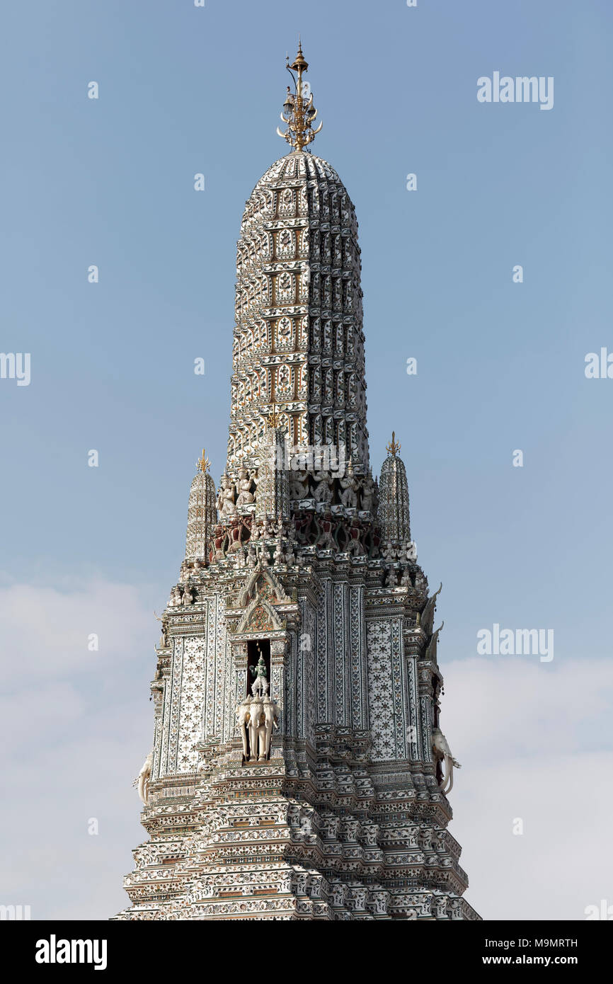 Phra Prang, zentrale Tempel Turm, mit hinduistischen Göttin Abbildung Indra auf Elefanten Erawan, Wat Arun, Tempel der Morgenröte, Bangkok Yai Stockfoto
