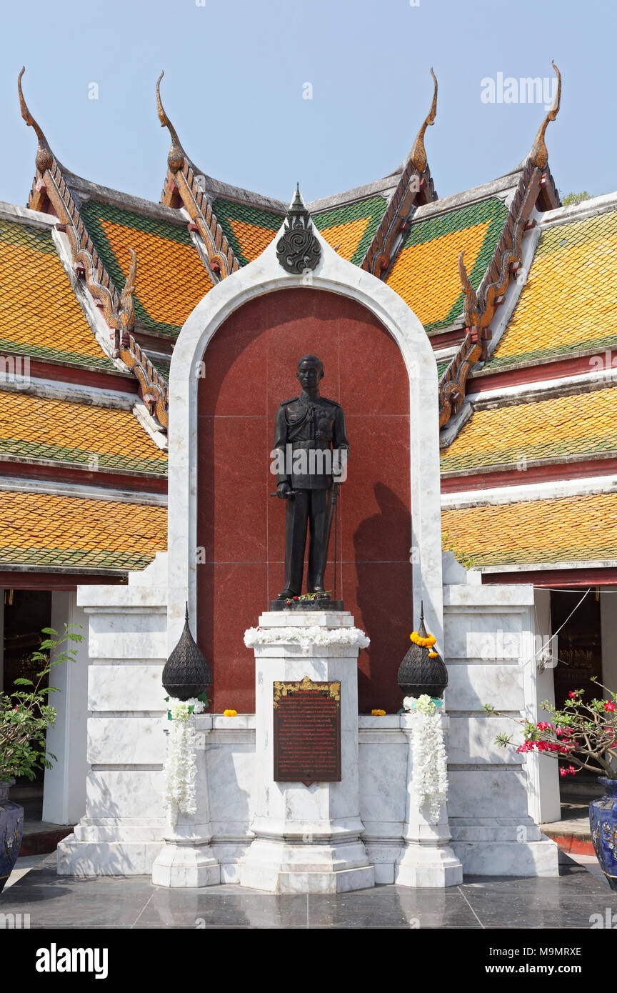 Die Statue von König Ananda Mahidol, Vorplatz des Wat Suthat, königlicher Tempel, Phra Nakhon, Bangkok, Thailand Stockfoto