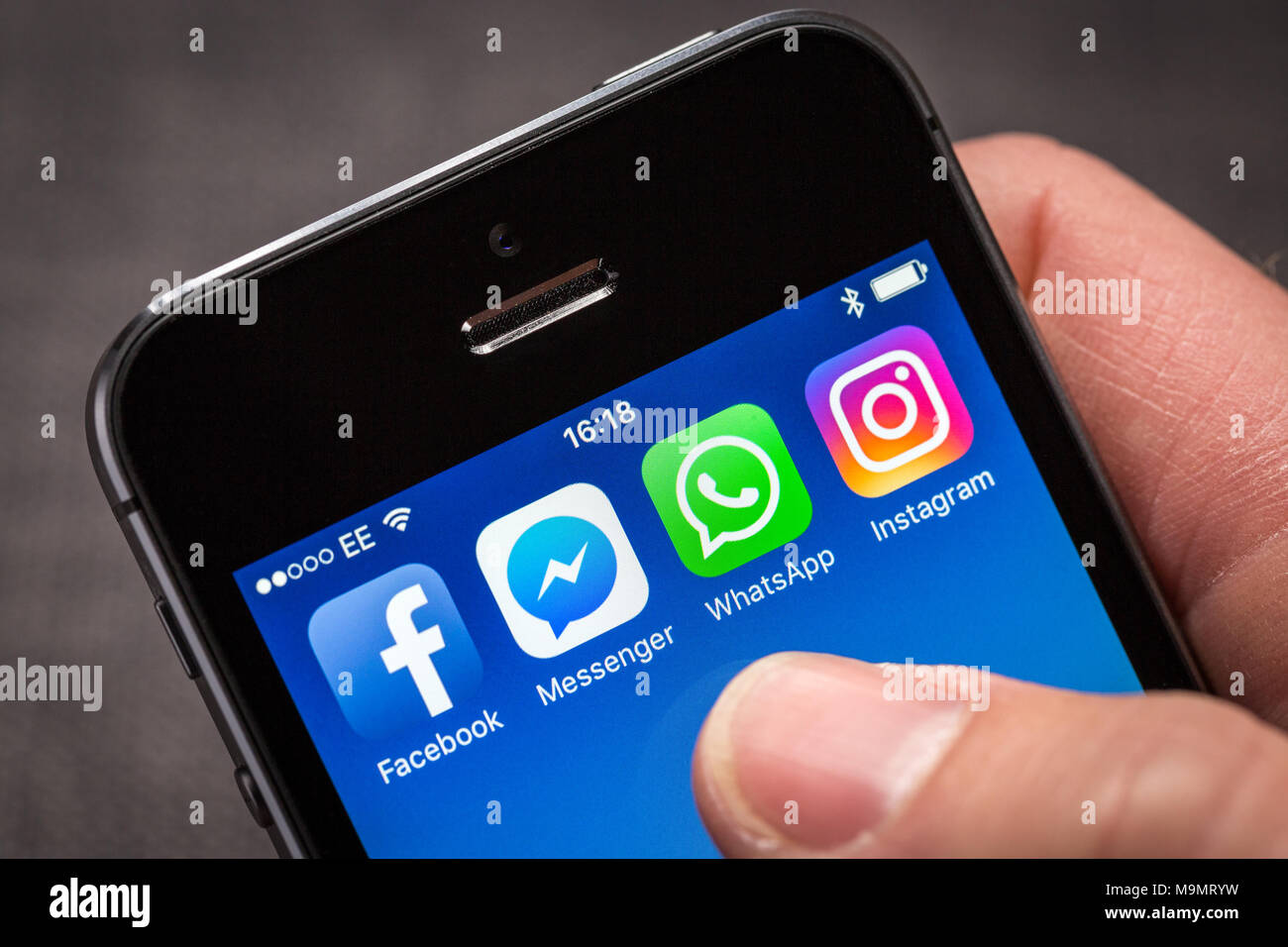 Facebook und die damit verbundenen sozialen Medien Unternehmen Apps, Facebook, WhatsApp Messenger und Instagram auf einem iPhone Stockfoto