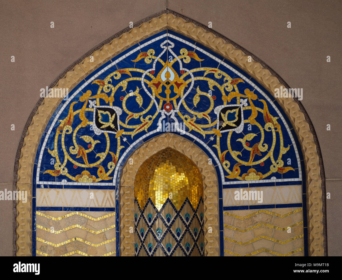 Nische mit arabisch-islamischer Ornamentik, große Sultan Qaboos Moschee, Muscat, Oman Stockfoto