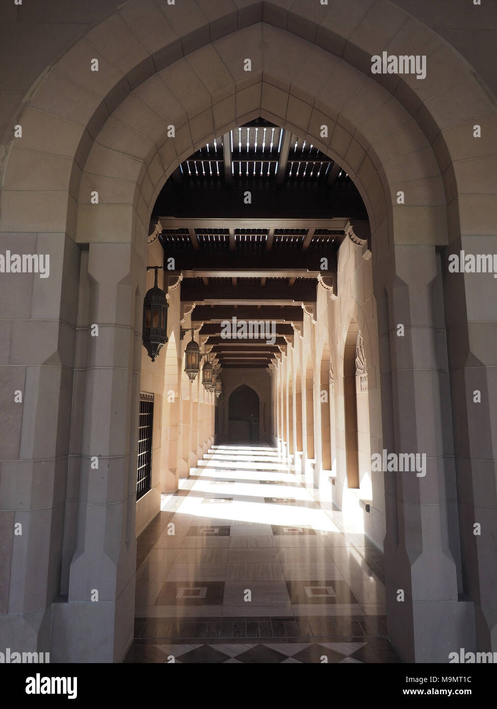 Riwaq, Arcade mit Licht und Schatten spielen, große Sultan Qaboos Moschee, Muscat, Oman Stockfoto