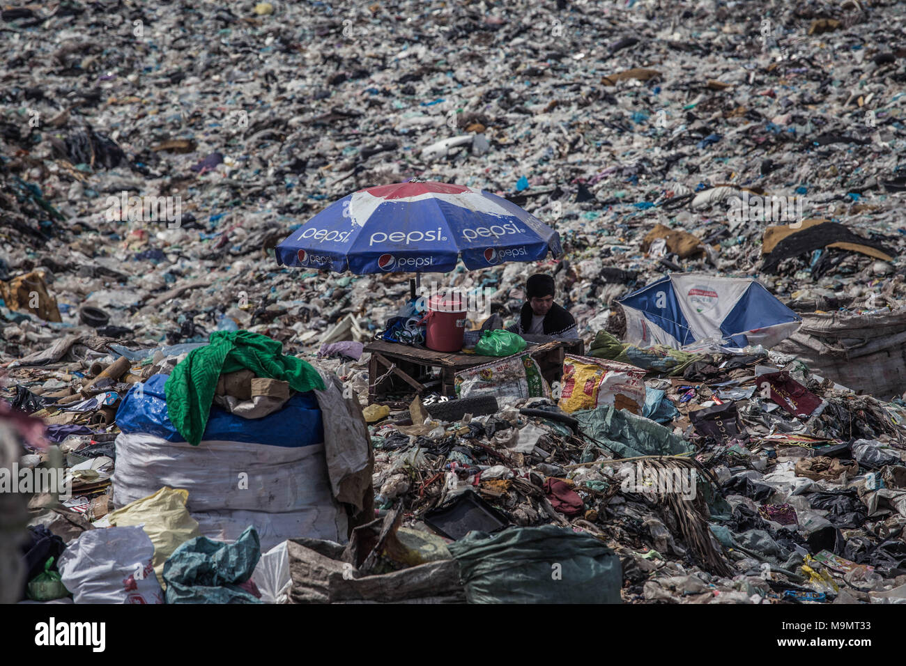 Müllsammler auf Mülldeponie am Stadtrand, Phnom Penh, Kambodscha Stockfoto