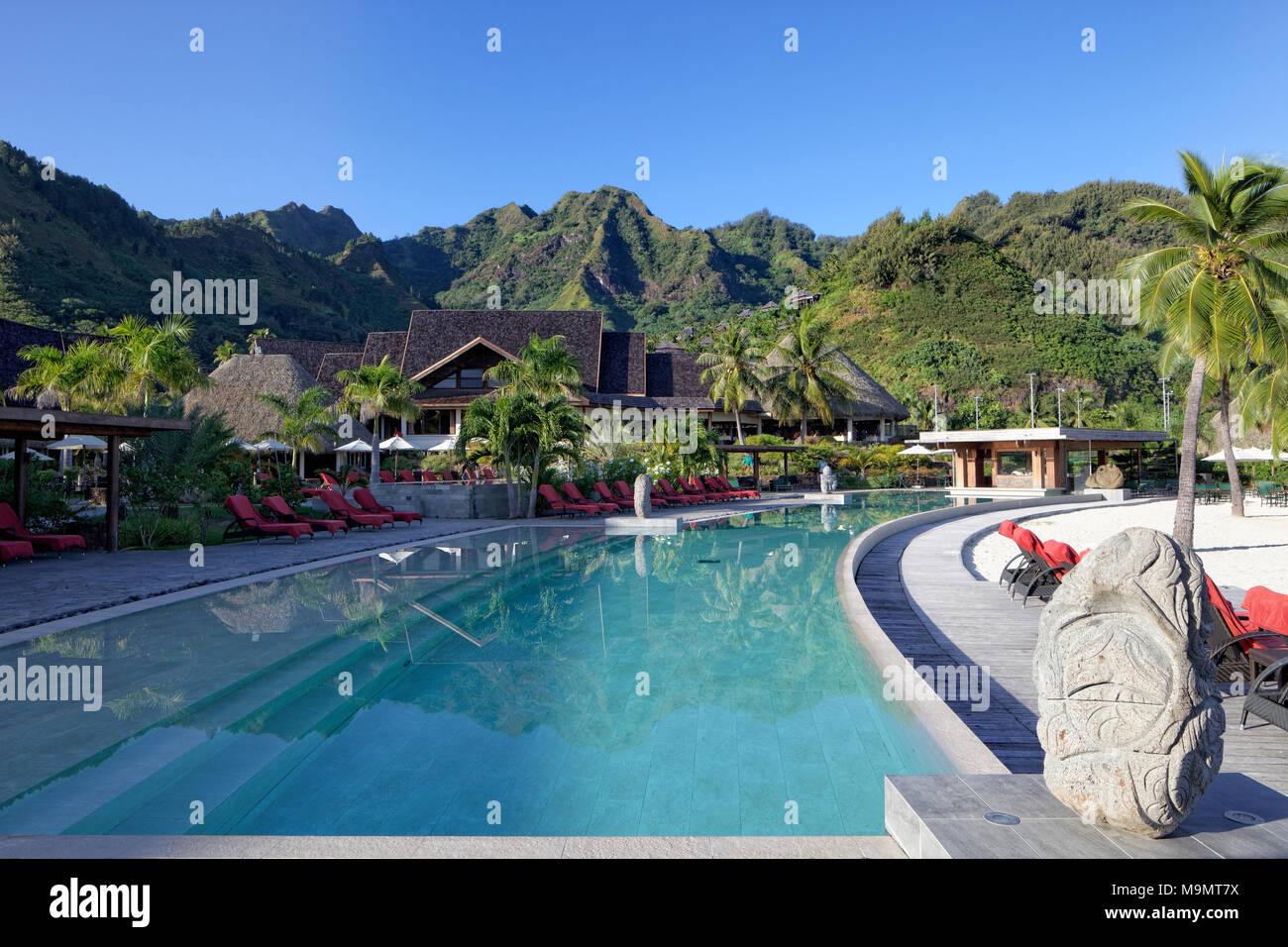 Schwimmbad mit bergigen Landschaft, grüne Hügel, Luxushotel, Interconti Resort Moorea, Firma Inseln, Leeward-inseln Stockfoto
