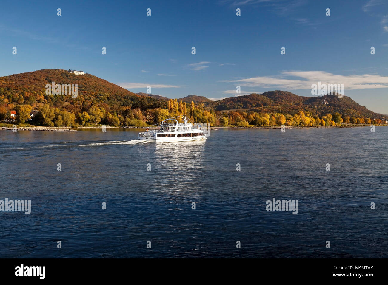 ausflugsschiff-auf-dem-rhein-mit-petersberg-und-drachenfels