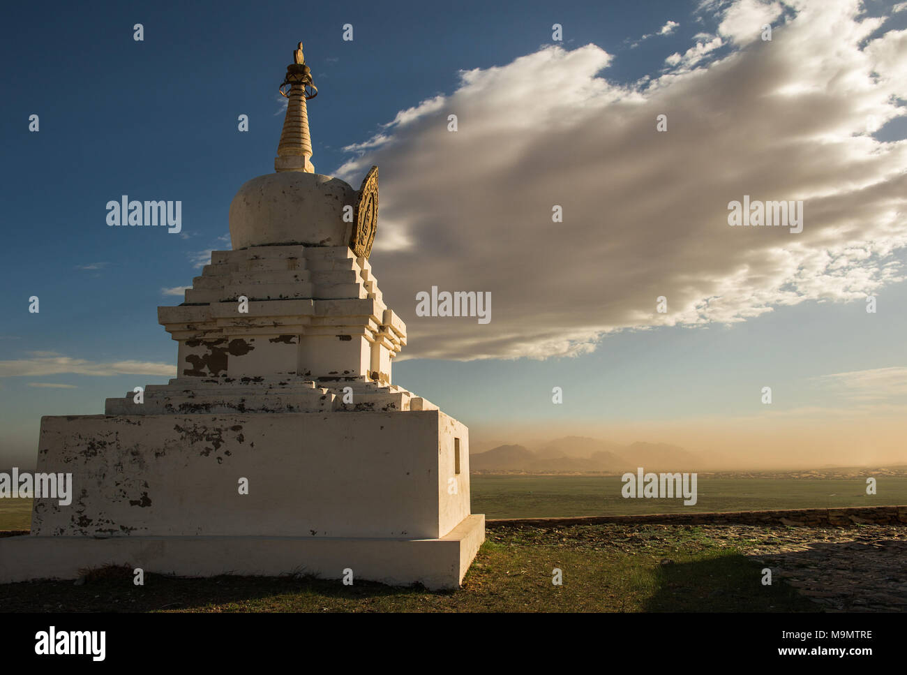 Buddhistischen Schrein, Sandsturm und dramatische Wolken im Rücken, Wüste Gobi, Mongolei Stockfoto
