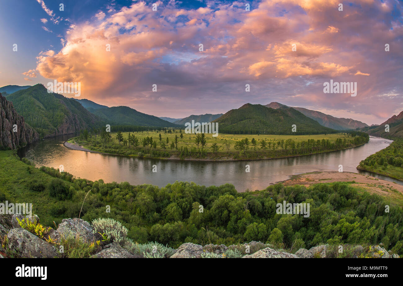 Dramatische Wolken bei Sonnenuntergang über Tuul Fluss, gorkhi-terelj Nationalpark, Mongolei Stockfoto