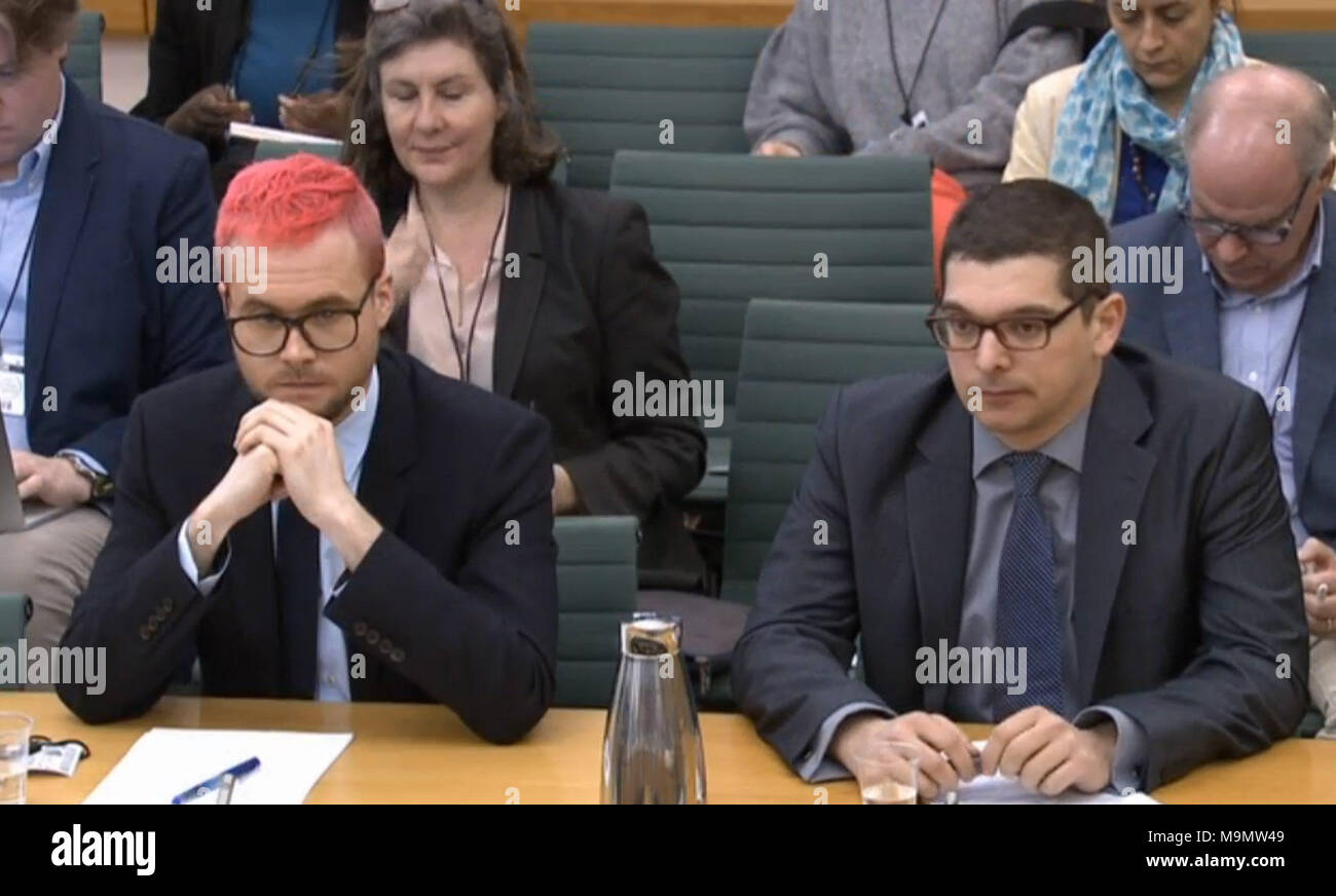 Cambridge Analytica whistleblower Christopher Wylie (links) und Social Media Experte Paul-Olivier Dehaye geben Hinweise auf das House of Commons Digital, Kultur, Medien und Sport Ausschuss Untersuchung gefälschte Nachrichten, in Portcullis House in London. Stockfoto