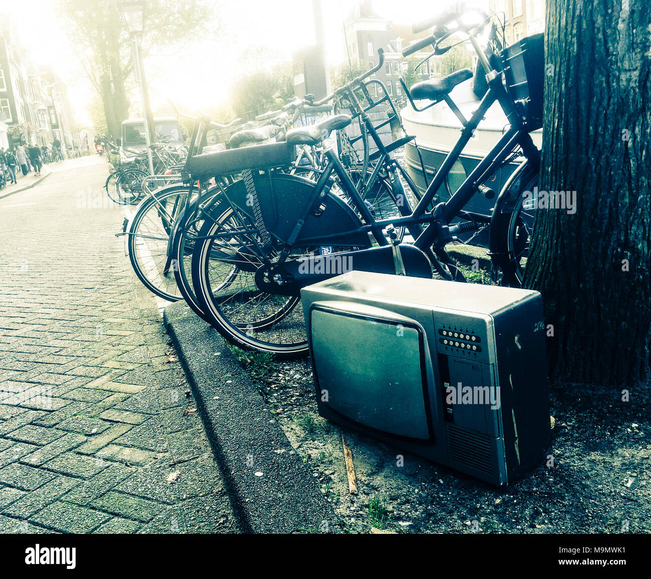Sperrmüll, Fernseher am Straßenrand, Amsterdam in der Provinz Nordholland,  Niederlande Stockfotografie - Alamy