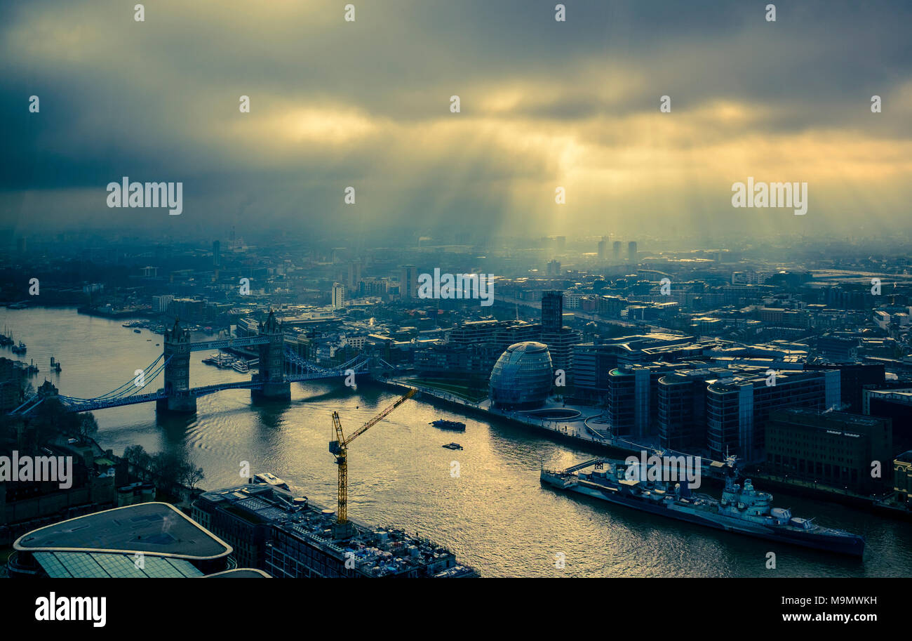 Blick auf die Tower Bridge und der Thames mit dramatischer Beleuchtung, London, Großbritannien Stockfoto