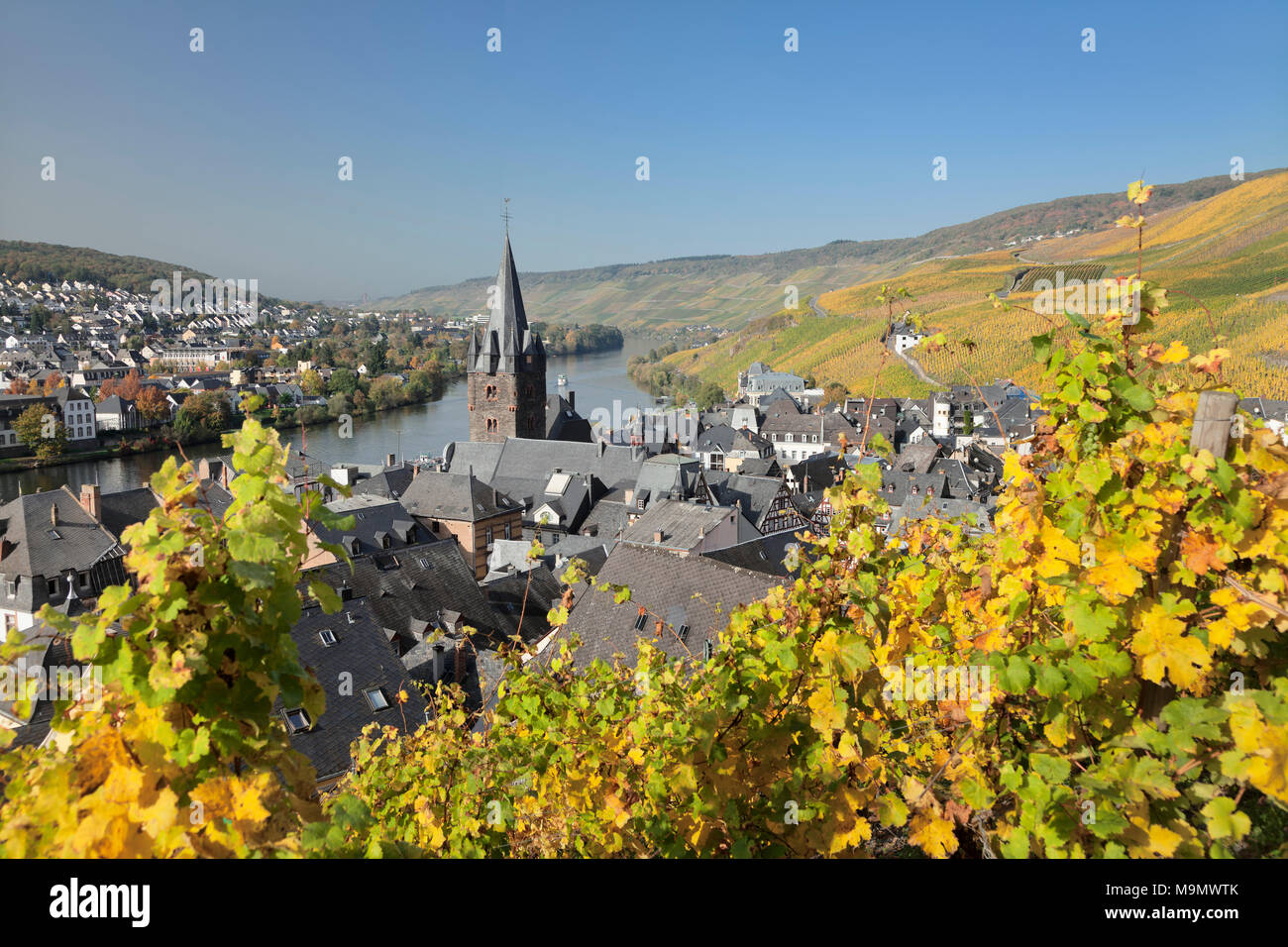 Mosel mit Dorf im Herbst, Bernkastel-Kues, Mosel, Rheinland-Pfalz, Deutschland Stockfoto