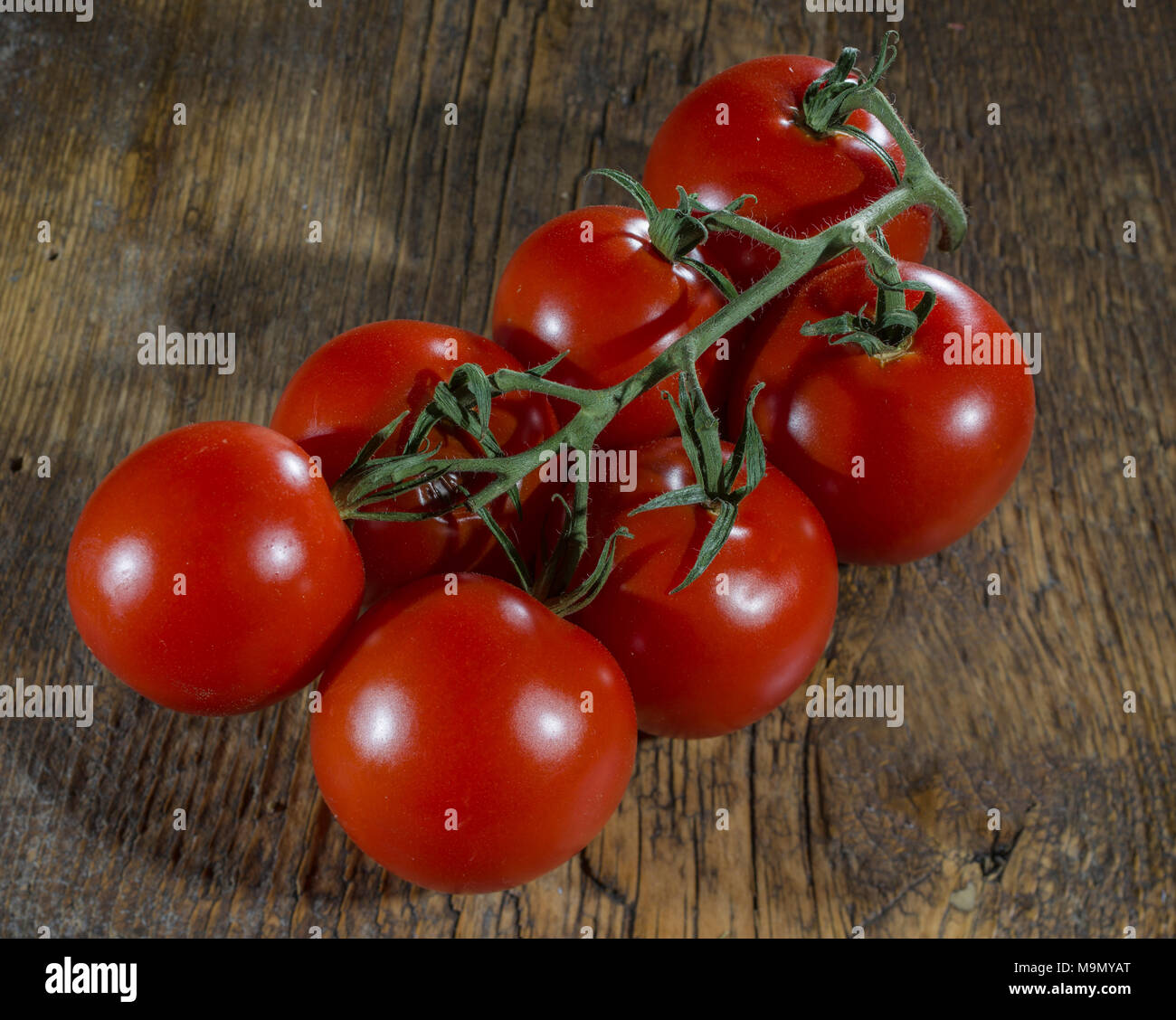 Tomaten Rispen, Tomaten auf Holzbrett Stockfoto