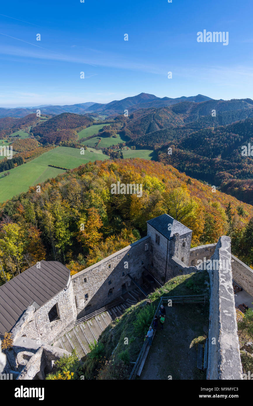 Blick vom Turm der Araburg Schloss mit hügeligen Umgebung, Kaumberg, Lower Austria, Austria Stockfoto