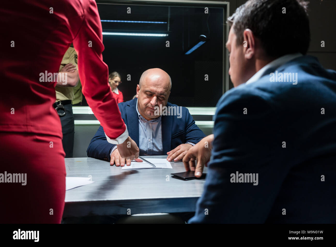 Angeklagte oder Zeugen von dem Rechtsanwalt riet eine offizielle Erklärung zu unterzeichnen Stockfoto