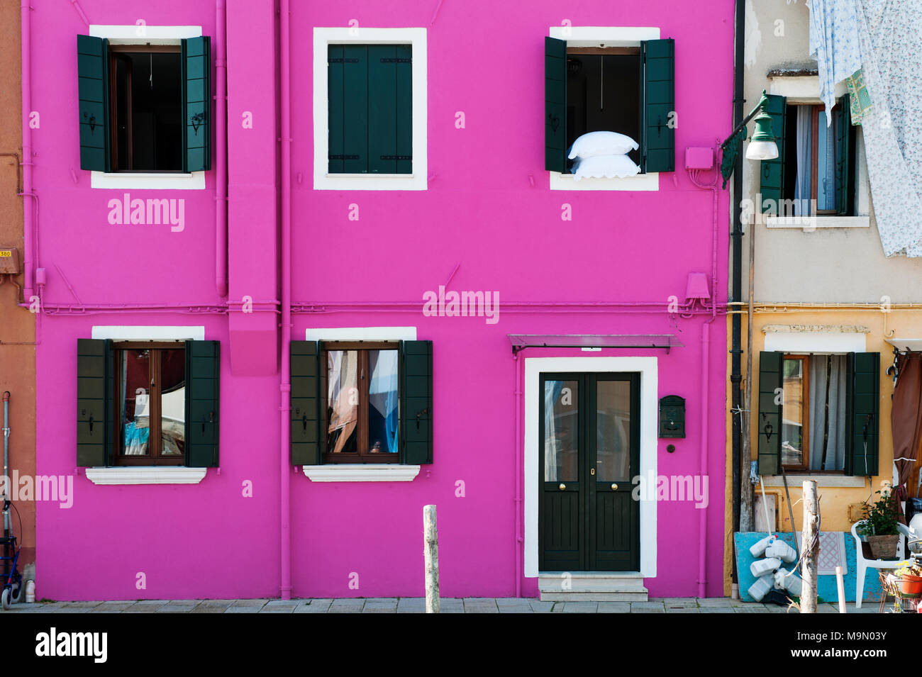 Haus fassade farbe Lila in Burano, eine gemütliche Insel in der Lagune von  Venedig für seine bunten Gebäude bekannt Stockfotografie - Alamy