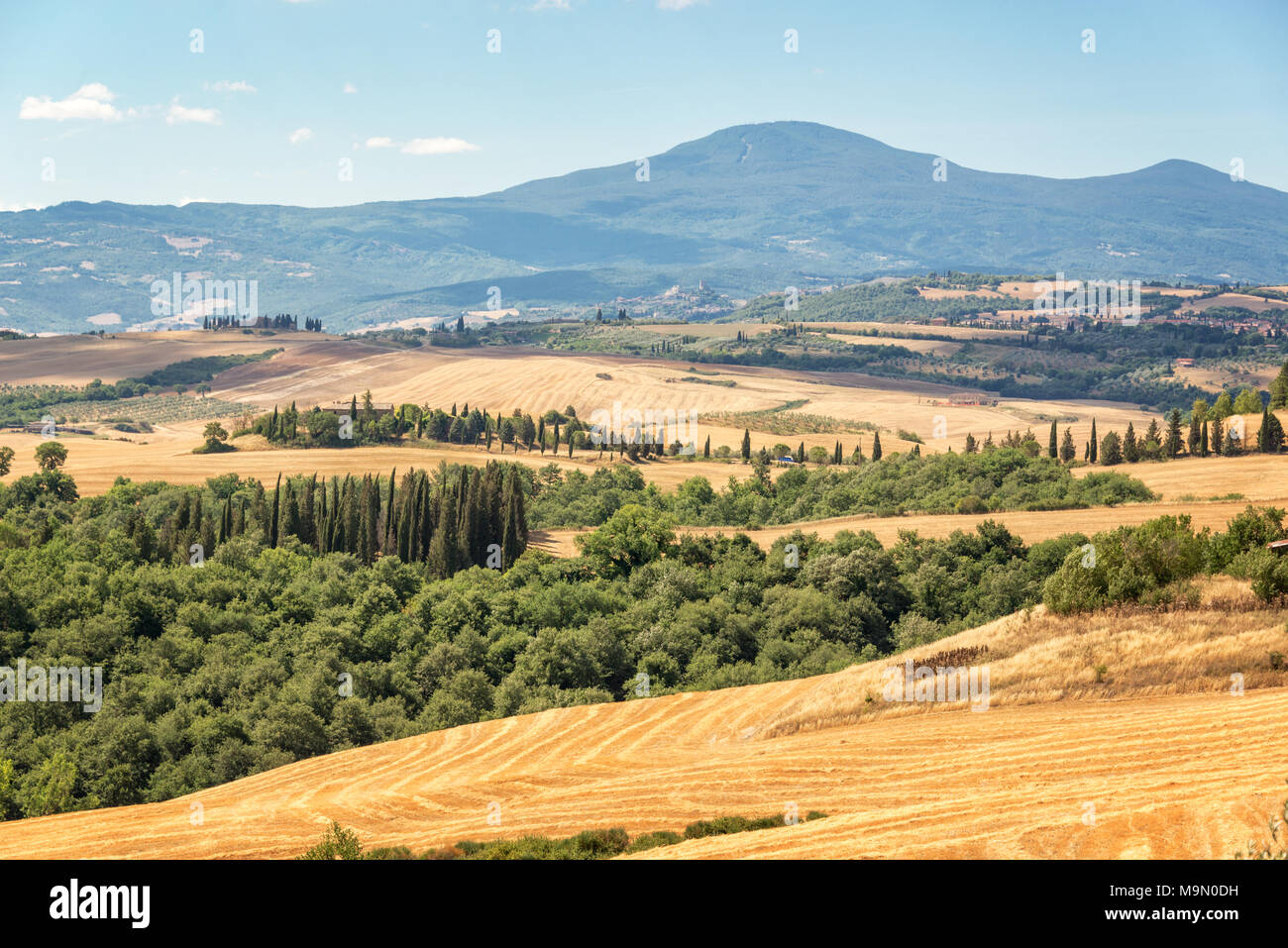 Toskana Landschaft im Sommer, nach der Ernte, Italien Stockfoto