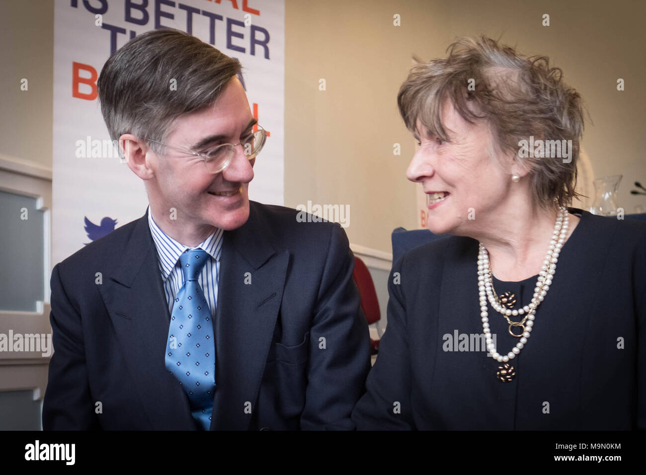 Der konservative Abgeordnete Jakob Rees-Mogg mit seiner Mutter, Lady Gillian Rees-Mogg, nachdem er eine Rede bei einem Urlaub gemacht bedeutet Veranstaltung im Carlton House Terrace, London verlassen. Stockfoto
