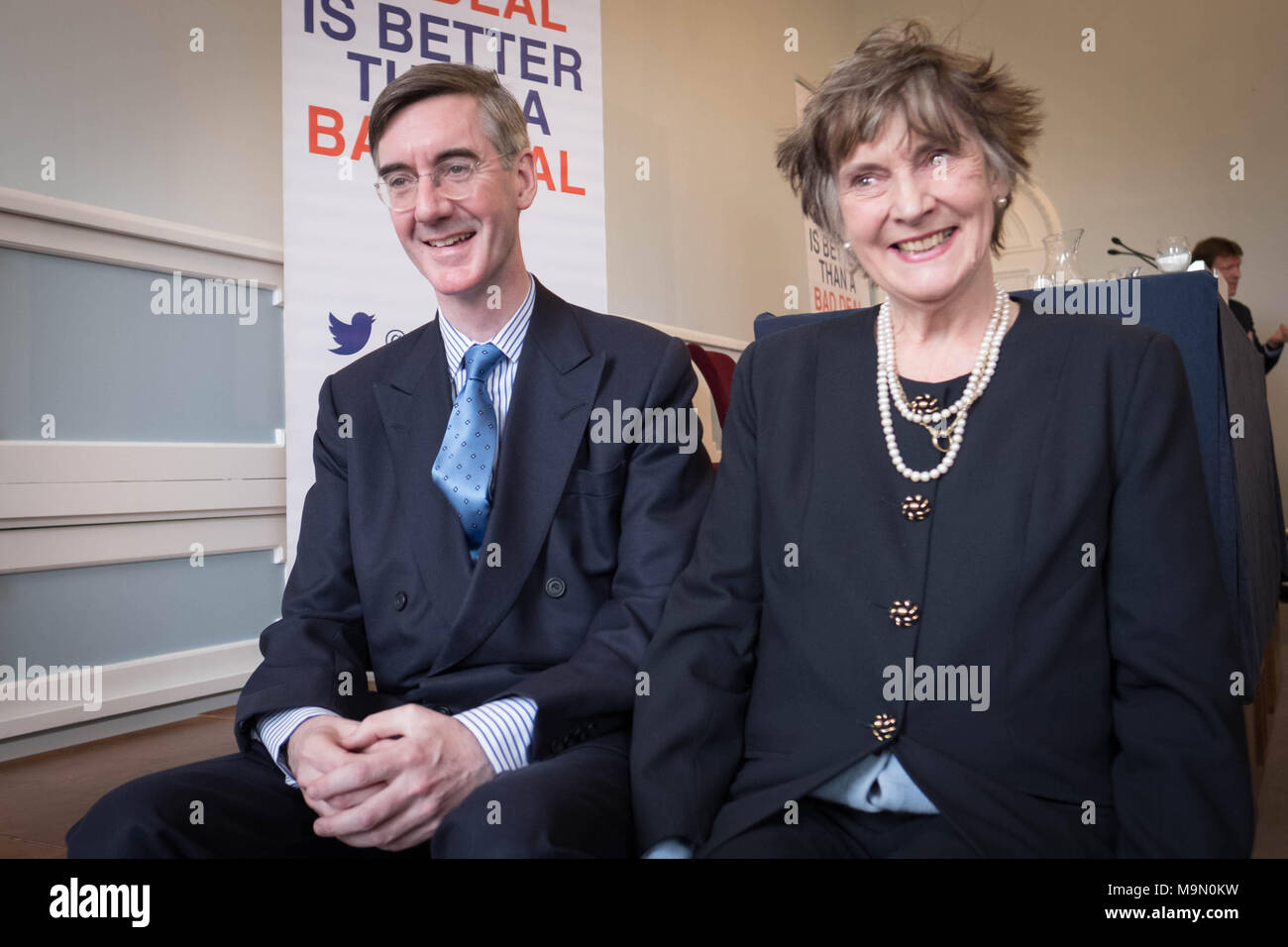Der konservative Abgeordnete Jakob Rees-Mogg mit seiner Mutter, Lady Gillian Rees-Mogg, nachdem er eine Rede bei einem Urlaub gemacht bedeutet Veranstaltung im Carlton House Terrace, London verlassen. Stockfoto