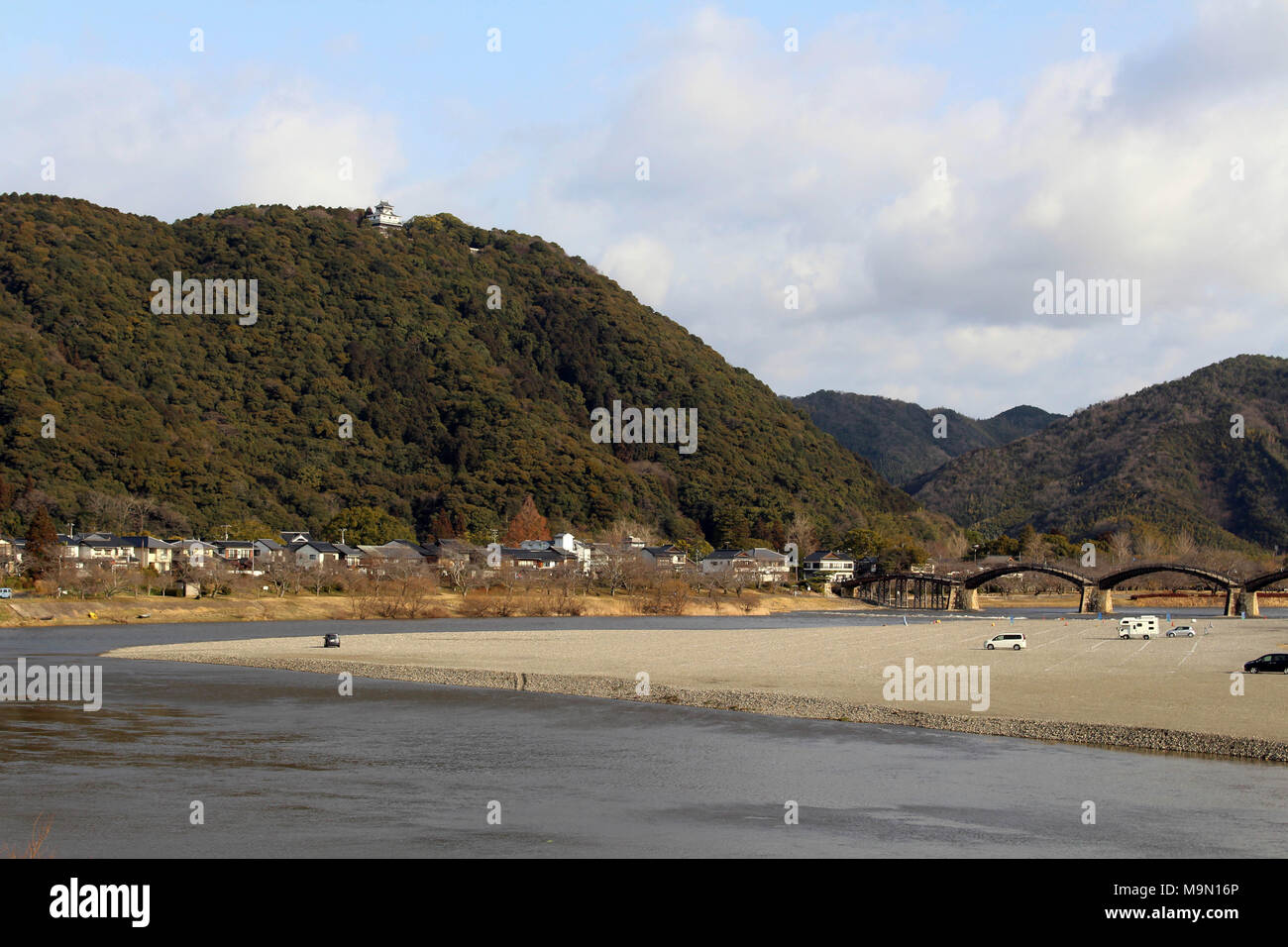 Die ikonischen Kintai Brücke aus Holz. Oben auf dem Hügel ist die Burg Iwakuni Stockfoto