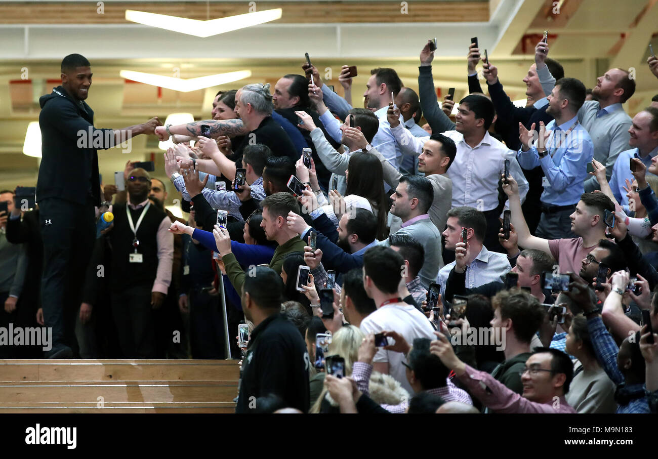 Anthony Josua grüßt Fans, als er auf einer Pressekonferenz auf Sky Sports Studios, Isleworth ankommt. PRESS ASSOCIATION Foto. Bild Datum: Dienstag, 27. März 2018. Siehe PA Geschichte BOXING London. Photo Credit: Nick Potts/PA-Kabel Stockfoto