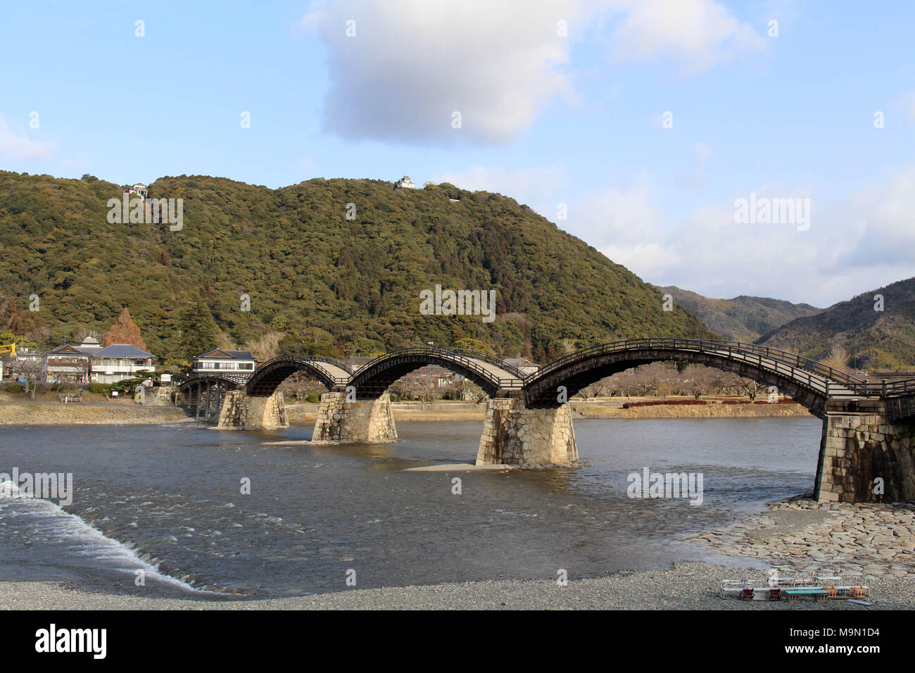 Die ikonischen Kintai Brücke aus Holz. Oben auf dem Hügel ist die Burg Iwakuni Stockfoto