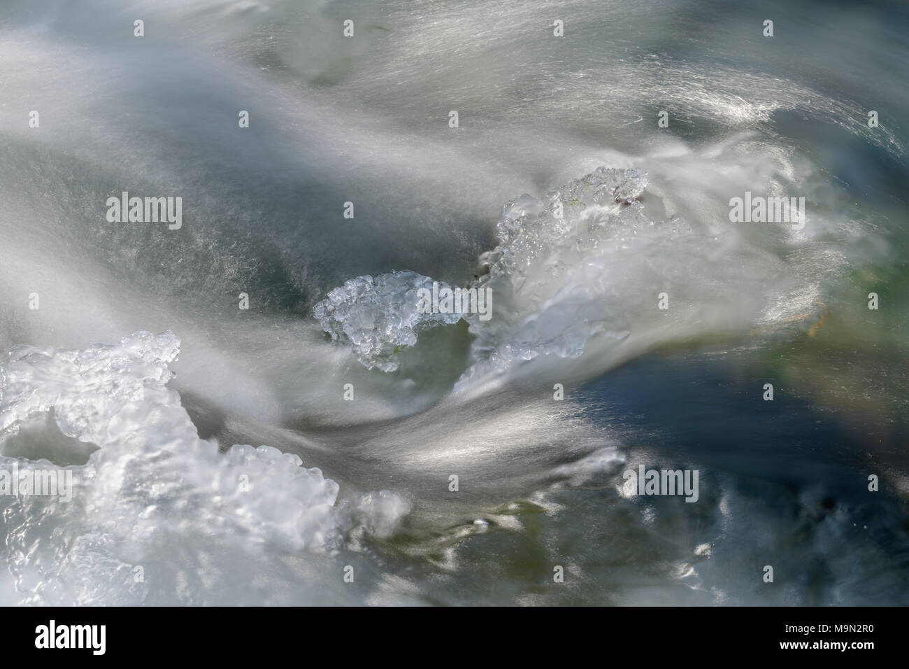 Eis in fließendem Wasser der Triesting, Altenmarkt, Lower Austria, Austria Stockfoto
