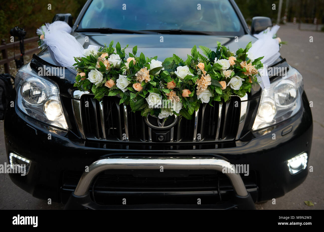 Hochzeitsdekoration auf einem Auto Stockfotografie - Alamy